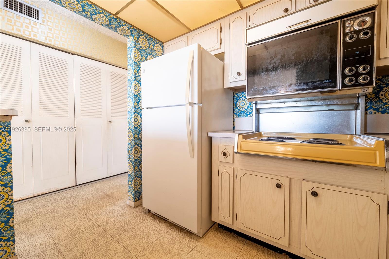 THREE HORIZONS SOUTH COND - Residential