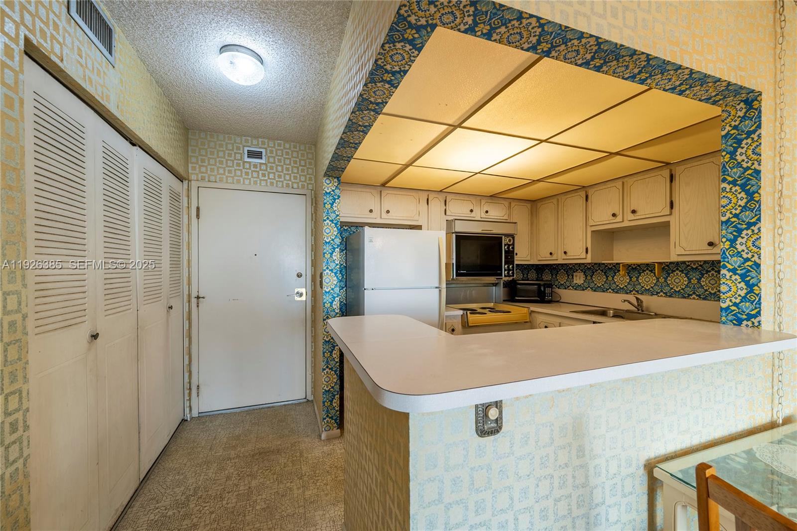 THREE HORIZONS SOUTH COND - Residential