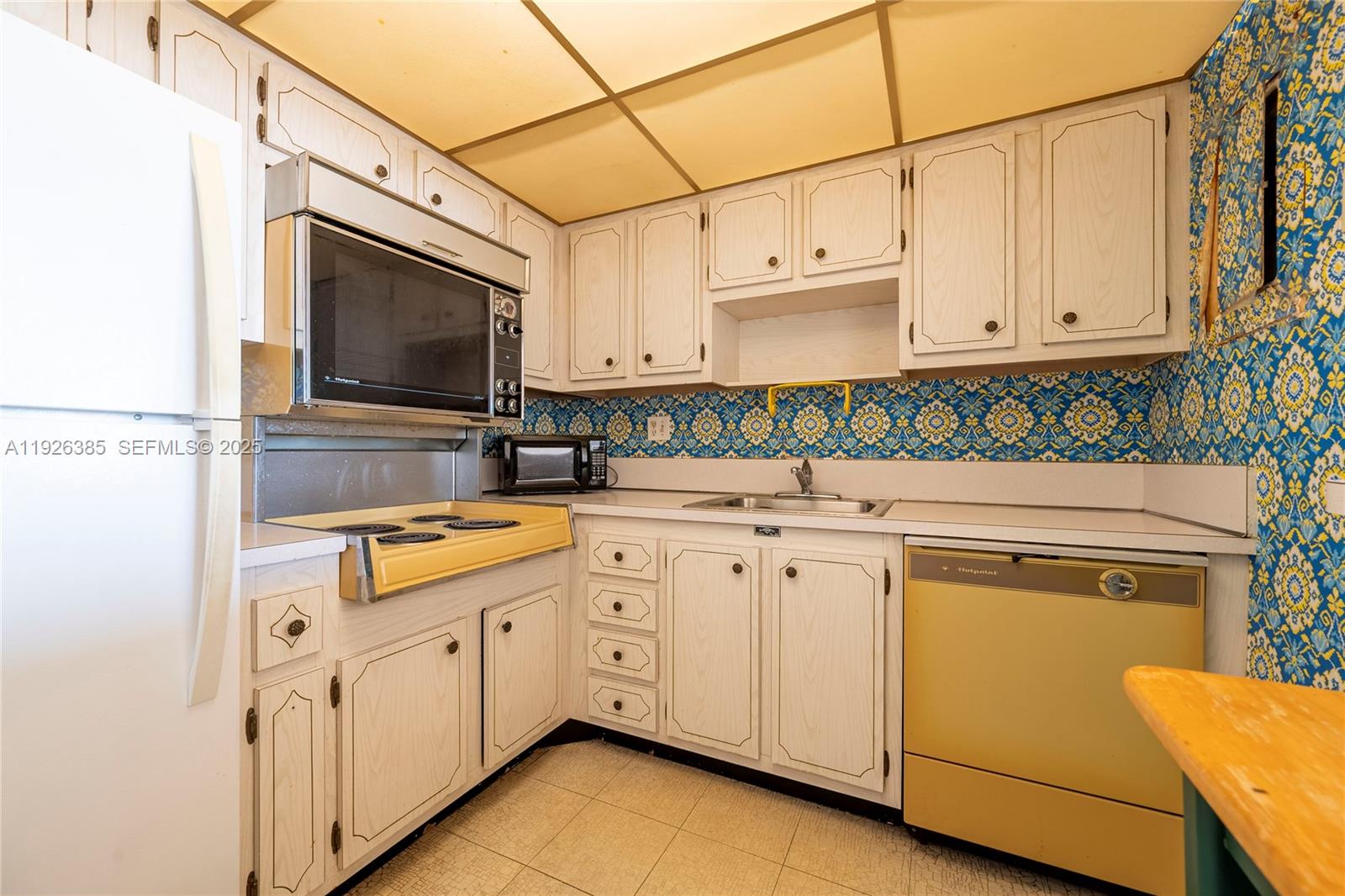 THREE HORIZONS SOUTH COND - Residential