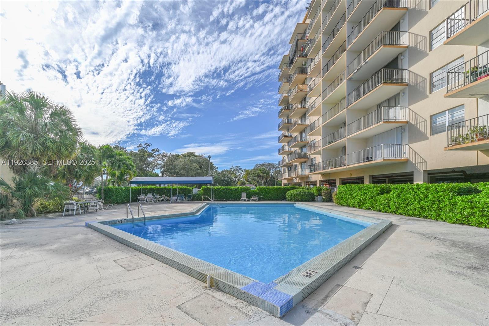 THREE HORIZONS SOUTH COND - Residential