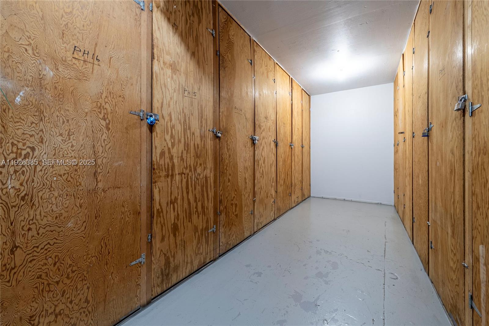 THREE HORIZONS SOUTH COND - Residential