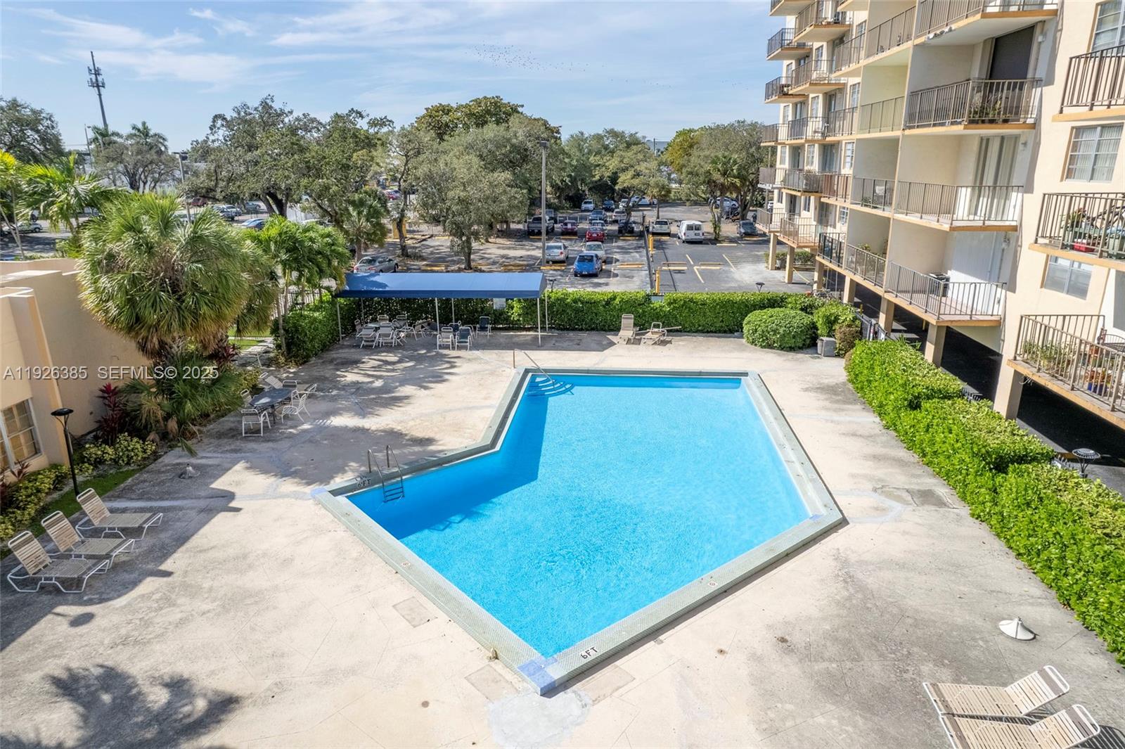 THREE HORIZONS SOUTH COND - Residential