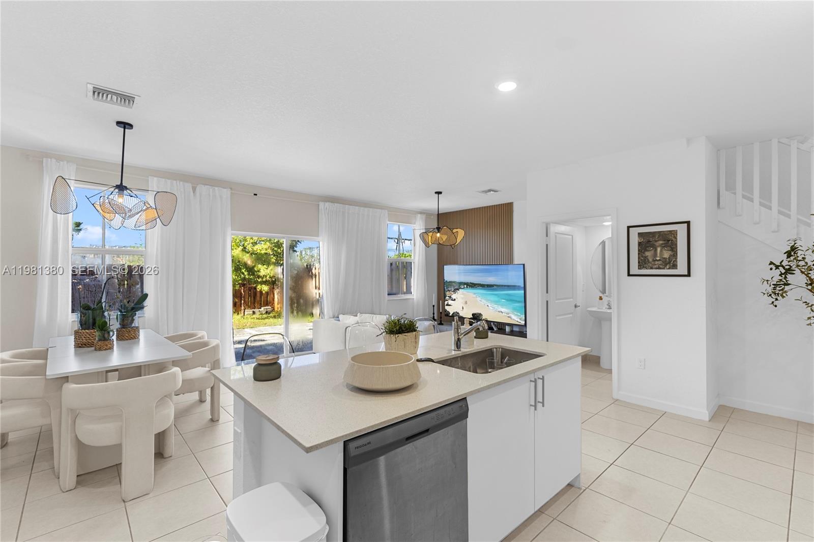 SUNSET TRAILS/SQUARE - Residential Lease