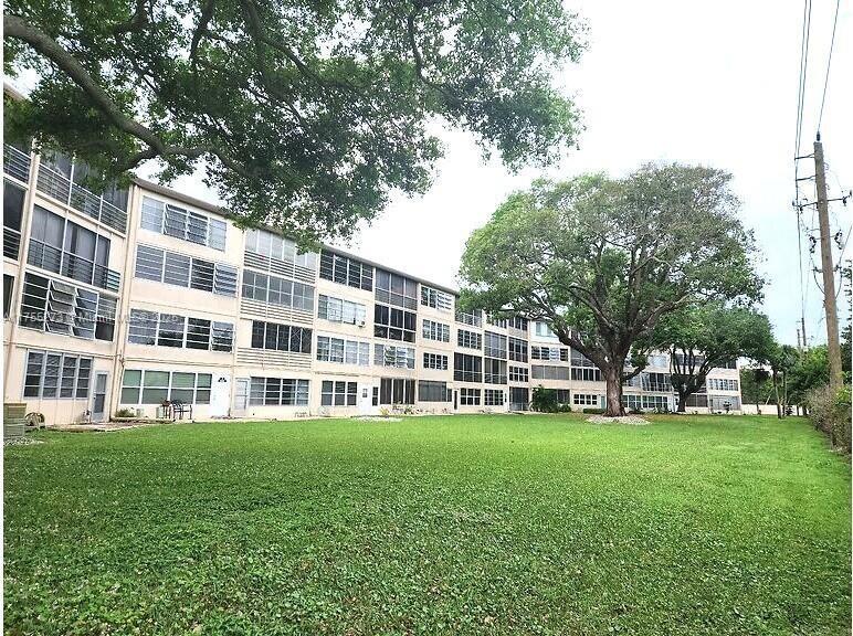 SOUTHAMPTON CONDO - Residential