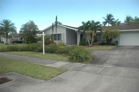 Single Family Residence in Miami FL 10900 124th Rd Rd.jpg