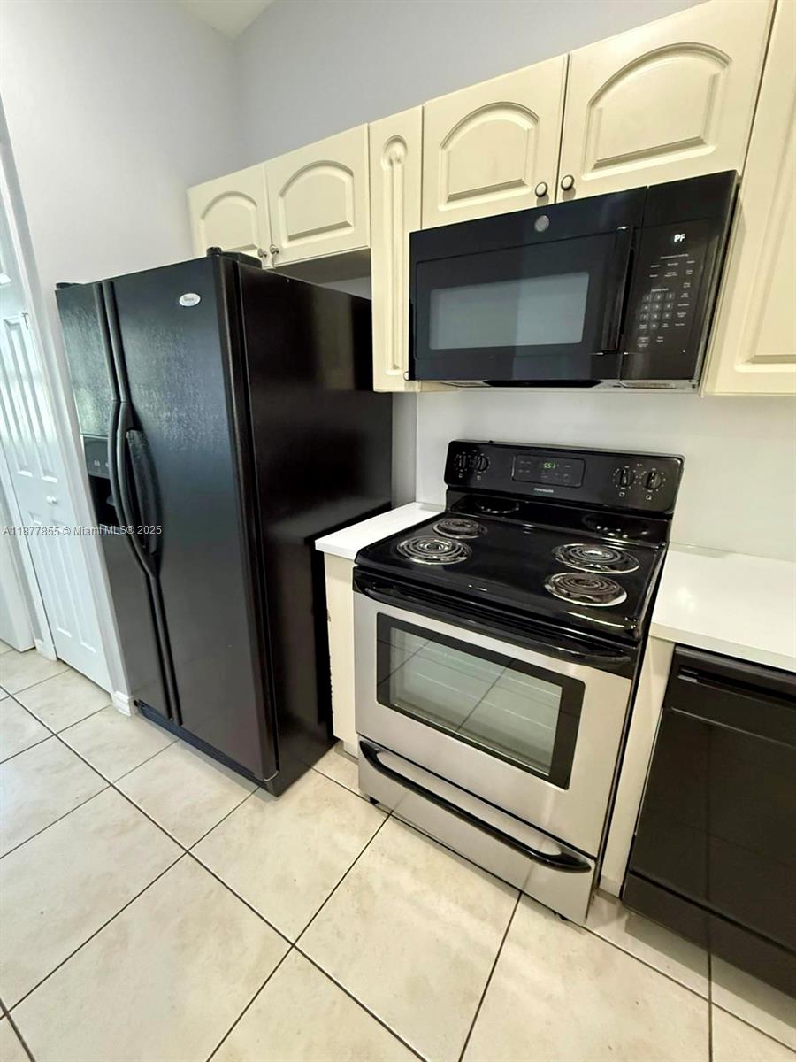 For rent in Homestead 2 bed 2 bath apartment on Venetia Gardens, gated community, located on the second floor with Nice open kitchen, Title floors on living room and kitchen and parquet floors on bedrooms, Washer and Dryer inside the unit. Central a/c. beautiful lake views, Secured Community with pool. Close to Malls, schools, restaurants and minutes away from Key Largo. Great location in Homestead.