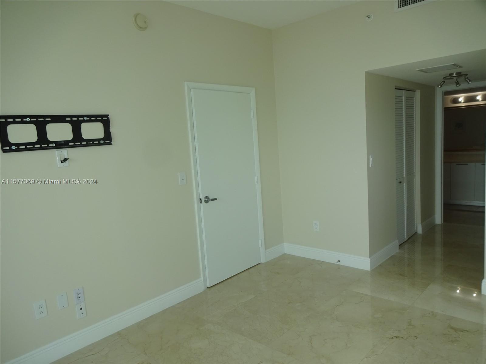 1800 CLUB CONDO - Residential Lease