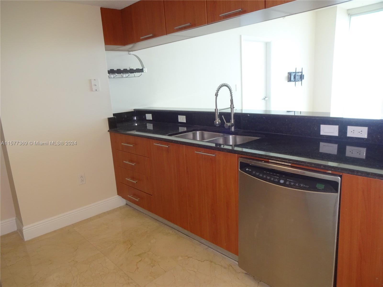 1800 CLUB CONDO - Residential Lease