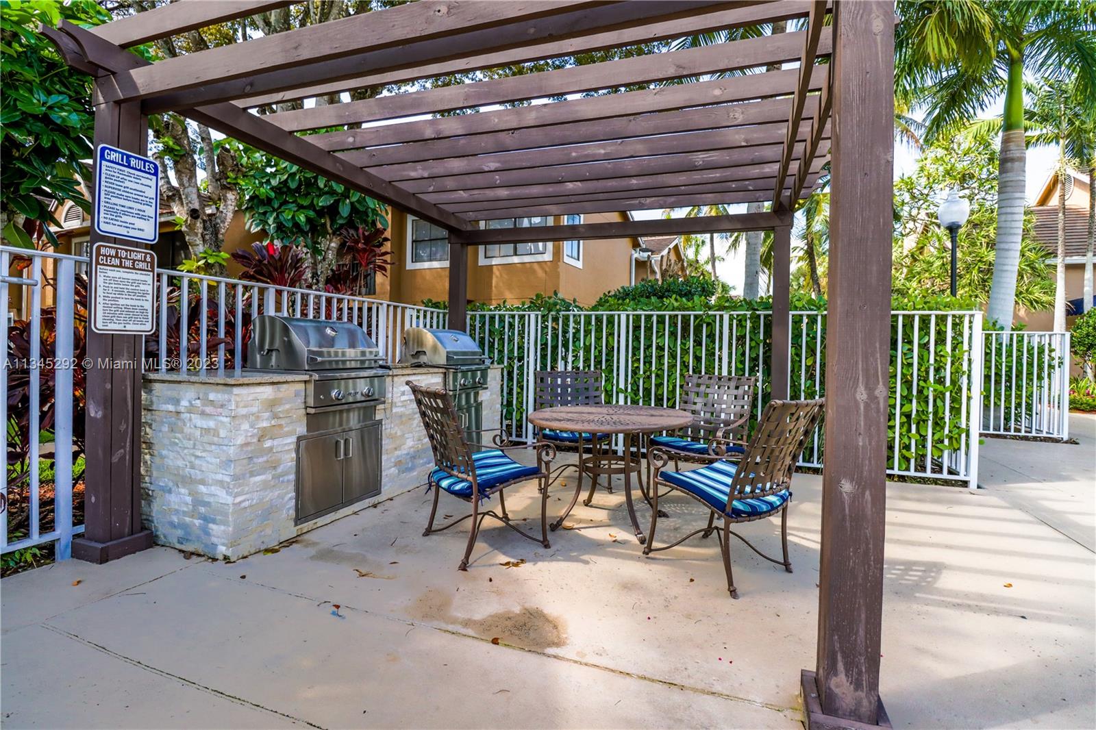 VISTA LAGO AT THE HAMMOCK - Residential