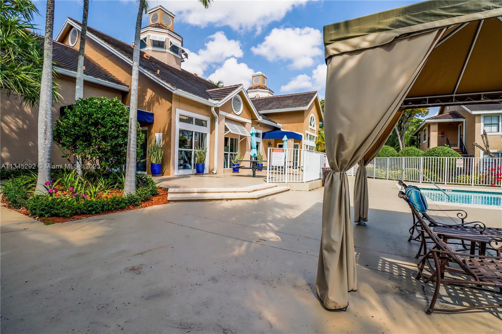 VISTA LAGO AT THE HAMMOCK - Residential