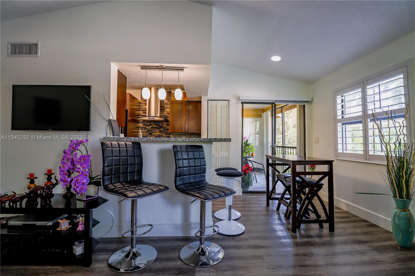 VISTA LAGO AT THE HAMMOCK - Residential