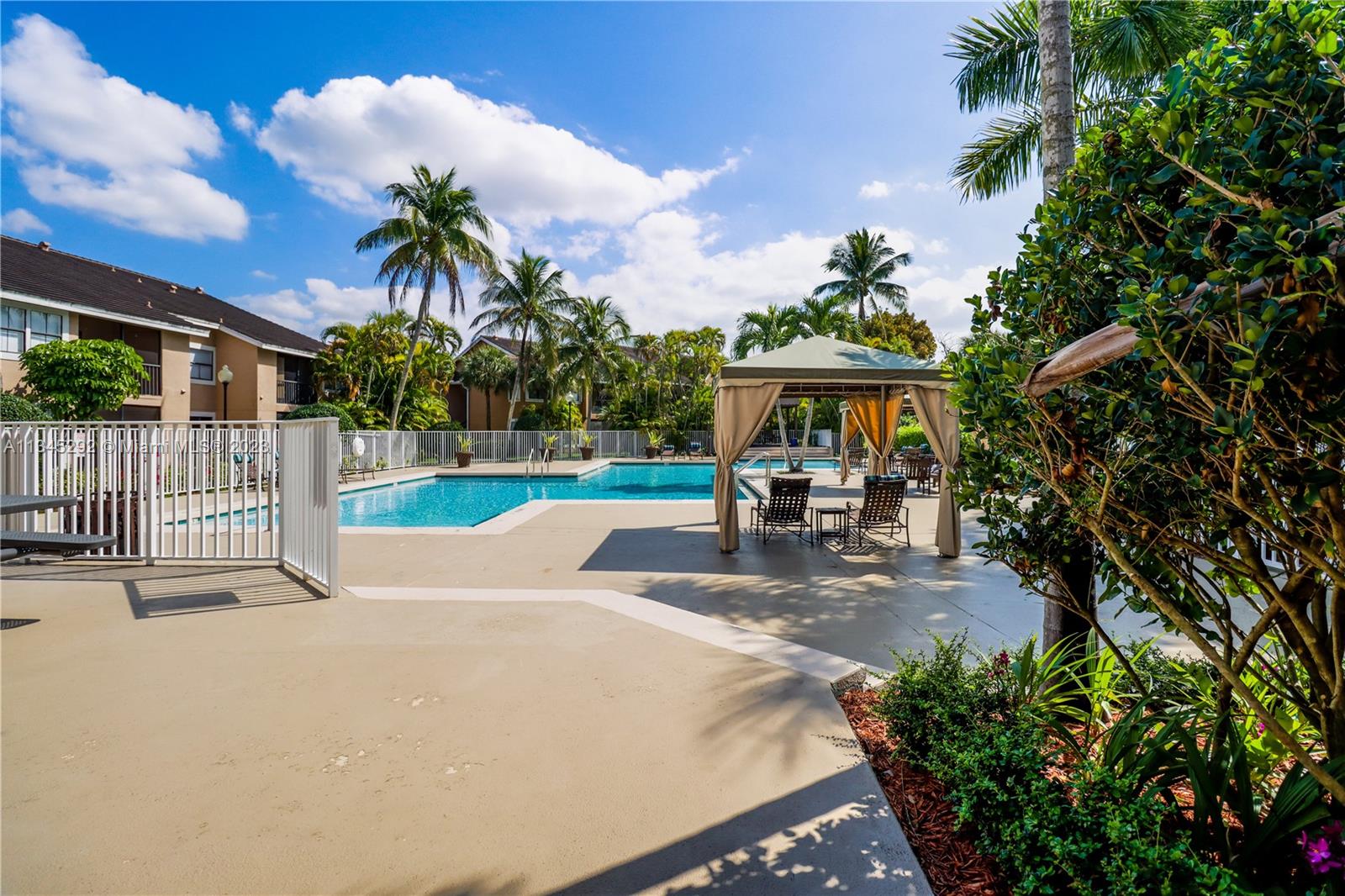 VISTA LAGO AT THE HAMMOCK - Residential