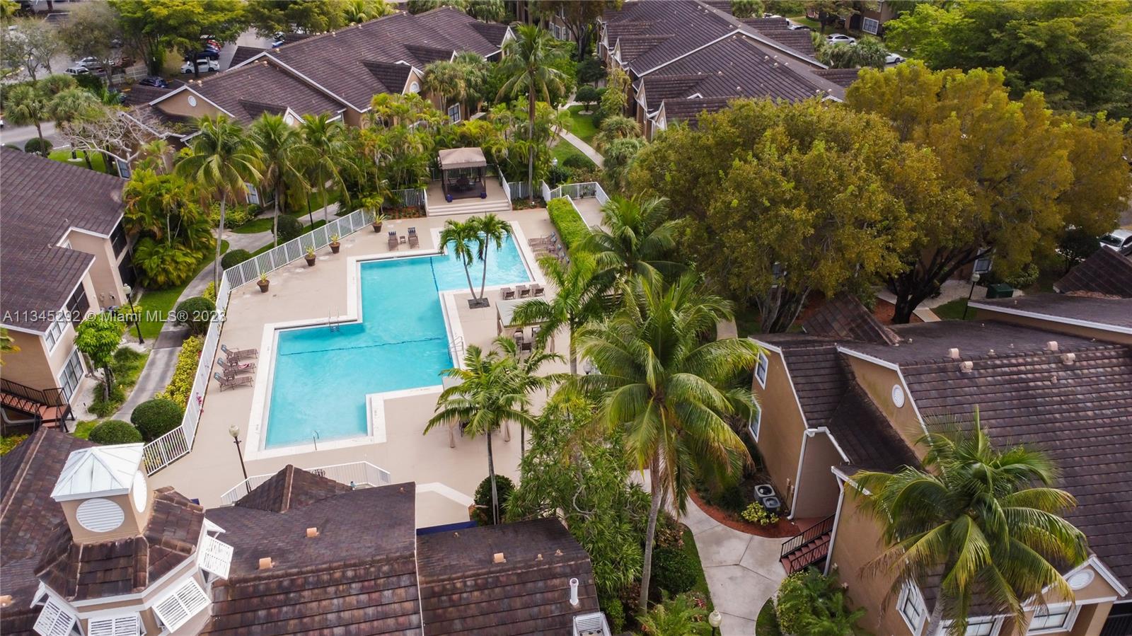 VISTA LAGO AT THE HAMMOCK - Residential