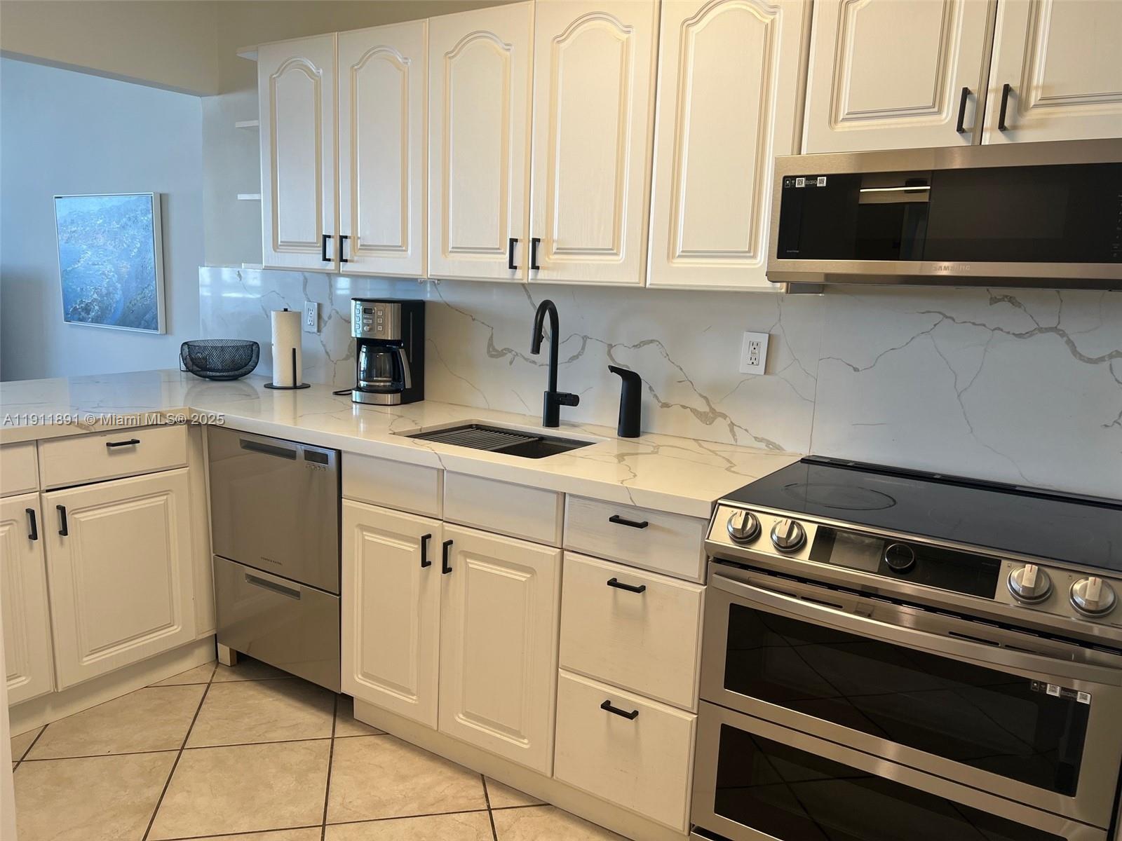 THE DECOPLAGE CONDO - Residential