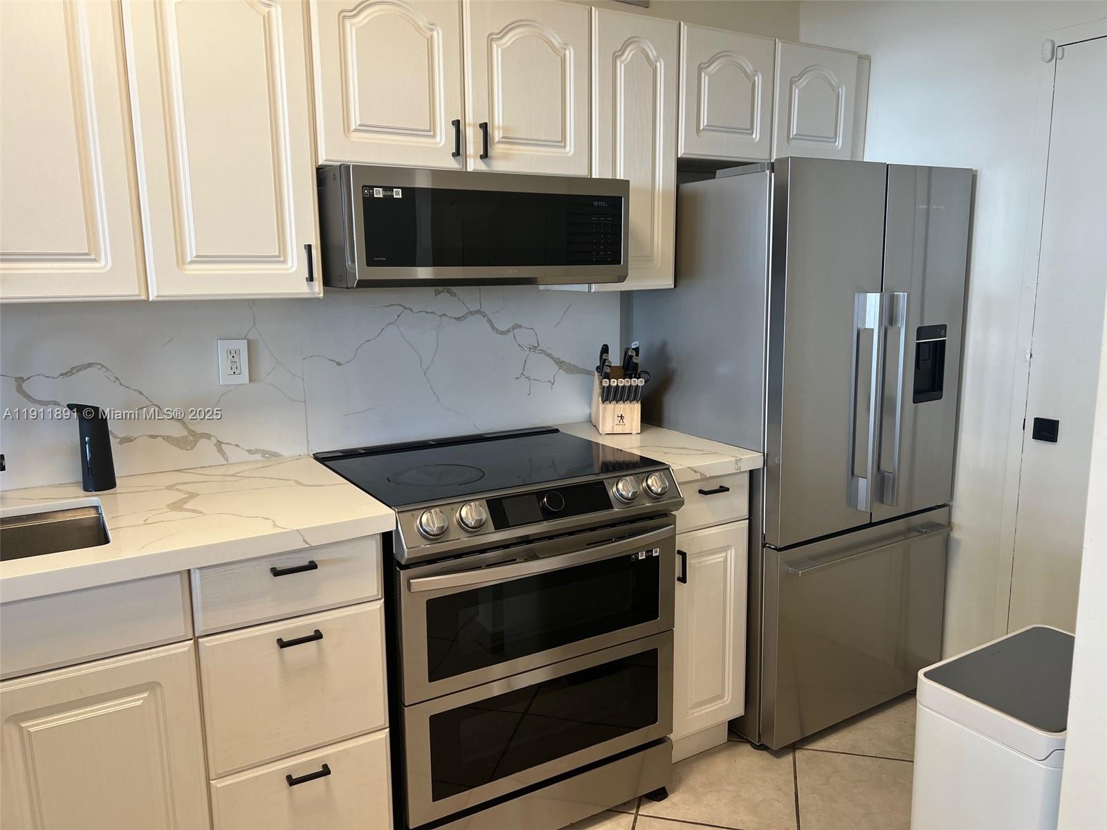 THE DECOPLAGE CONDO - Residential