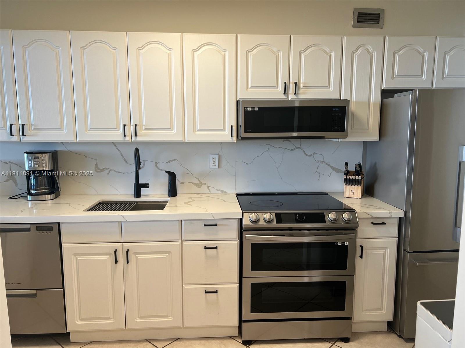 THE DECOPLAGE CONDO - Residential