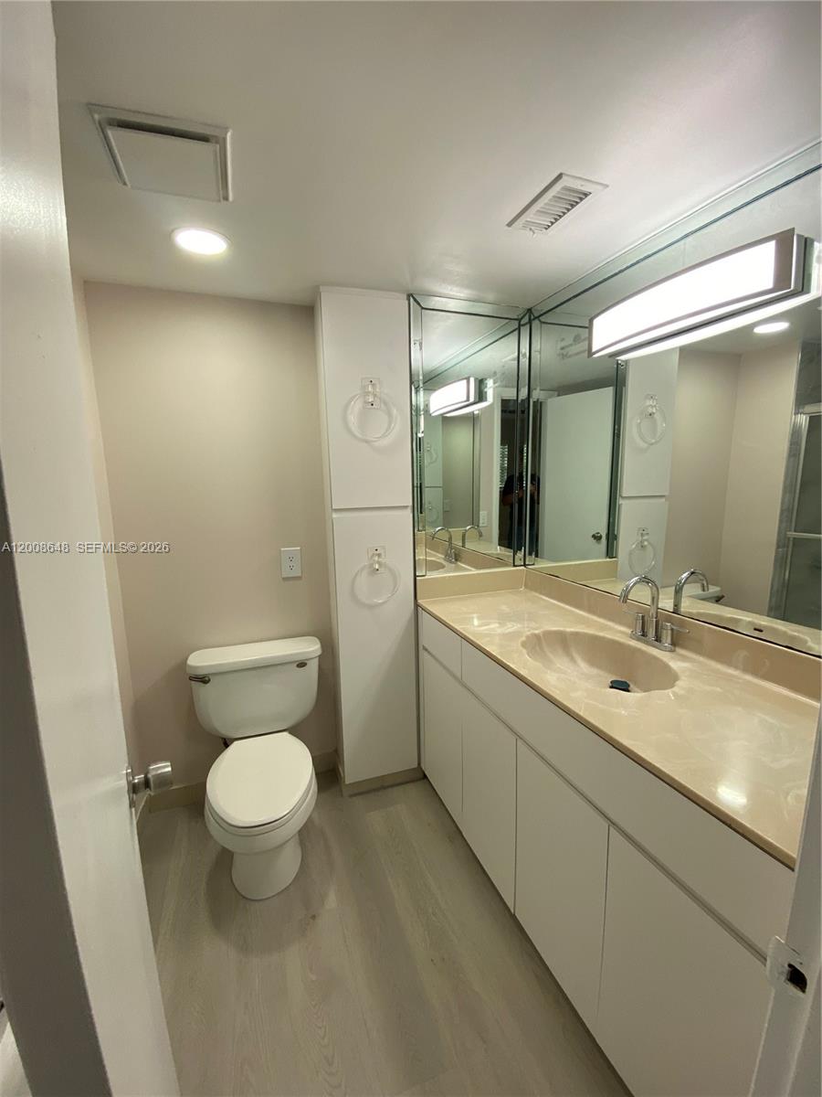 APPLEGREEN CONDO APTS 1 - Residential