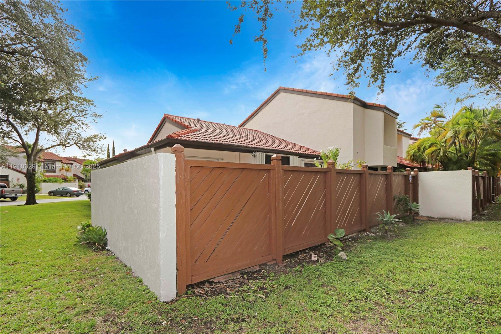 KENLAND COURT - Residential