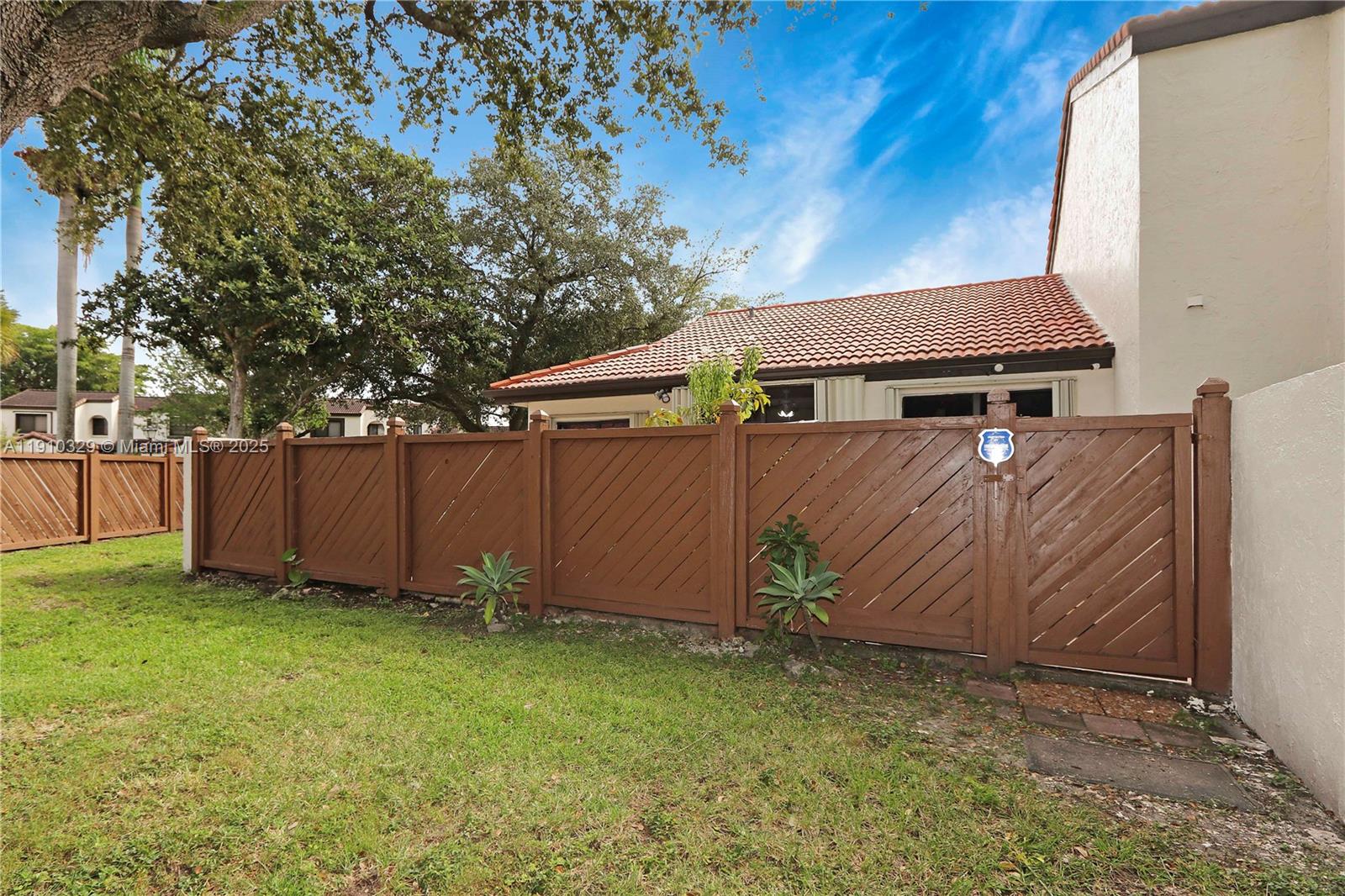 KENLAND COURT - Residential