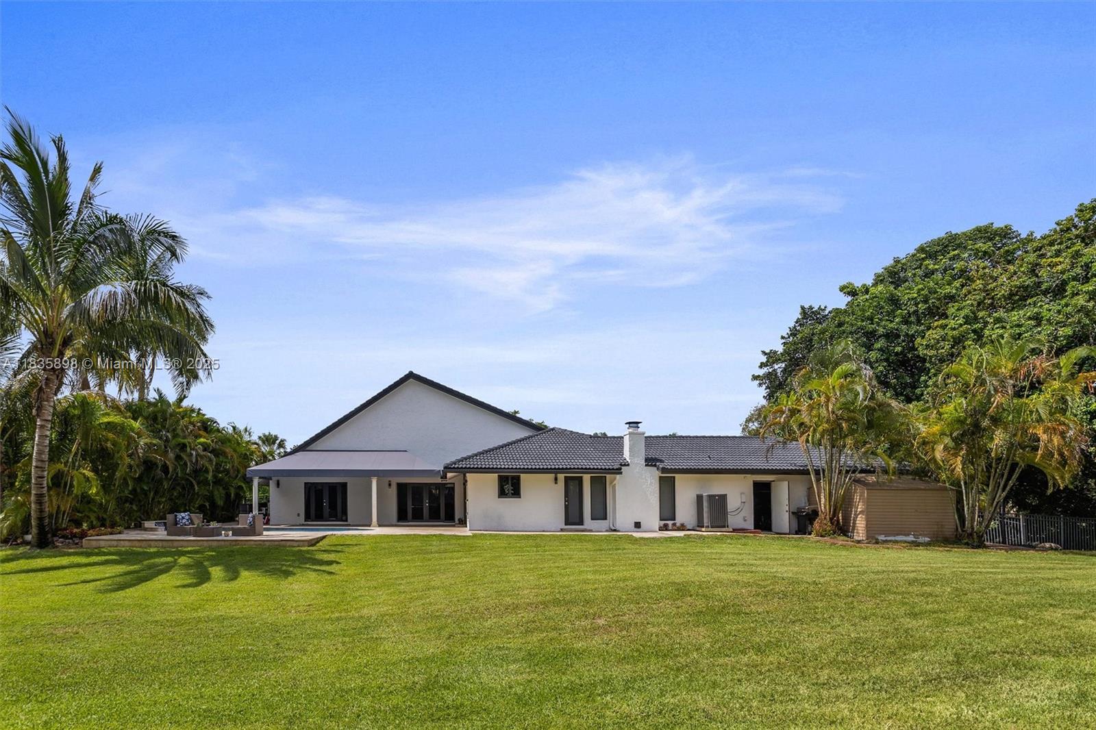 11965 SW 15th Ct, Davie, FL, 33325/$1,399,000 4 11965 SW 15th Ct