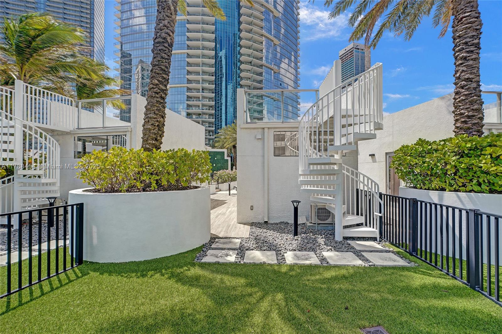 851 NE 1st Ave, Cabana 7