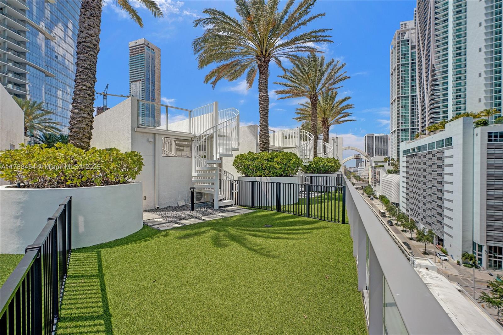 851 NE 1st Ave, Cabana 7