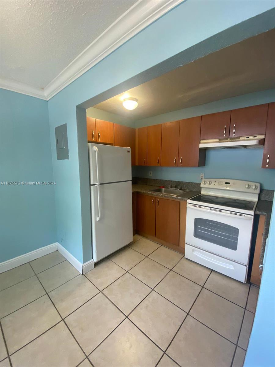 PALMS AT DANIA BEACH COND - Residential Lease