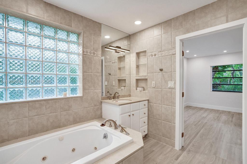 NORTH LAKE ESTATES - Residential