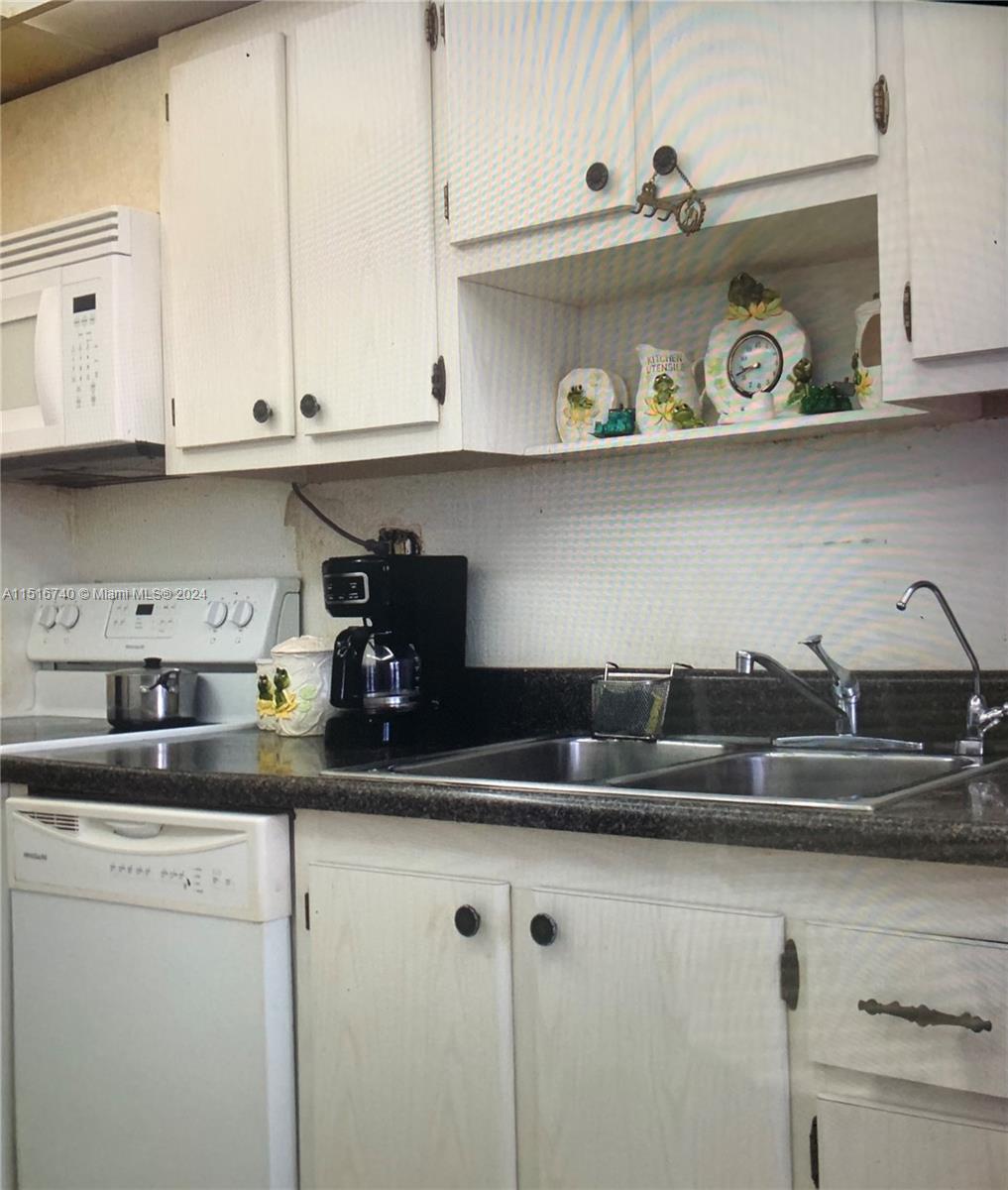 WINSTON TOWERS 400 CONDO - Residential