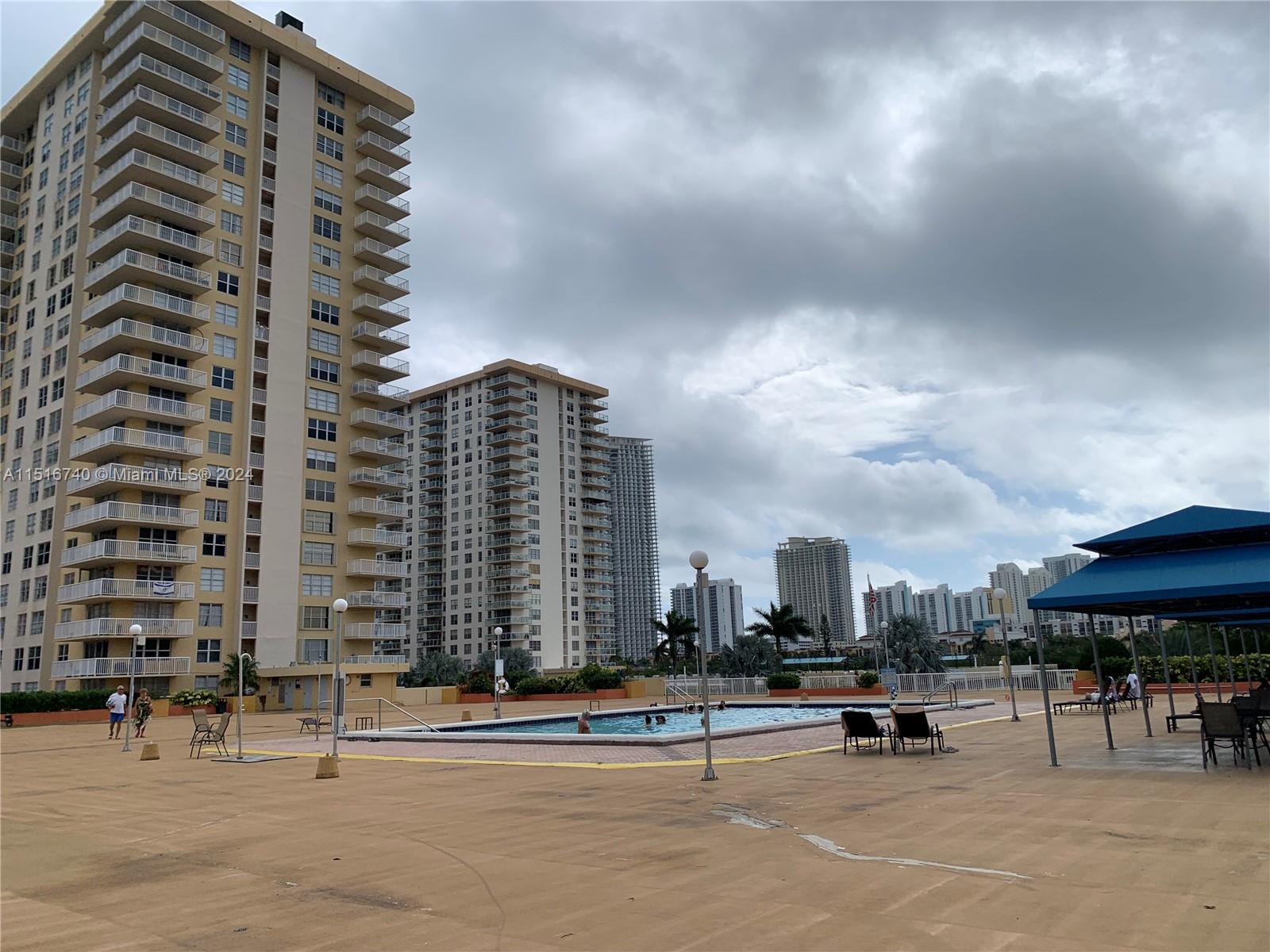 WINSTON TOWERS 400 CONDO - Residential