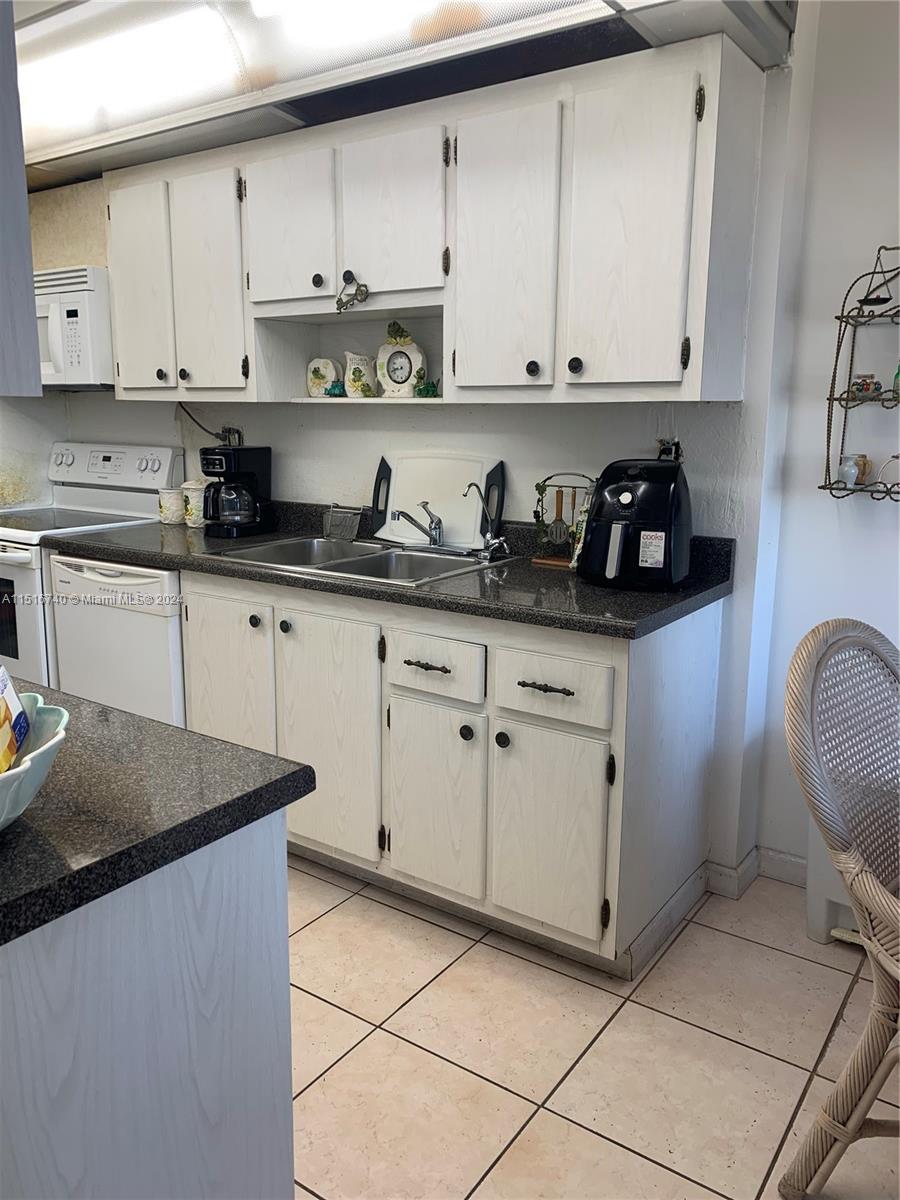 WINSTON TOWERS 400 CONDO - Residential