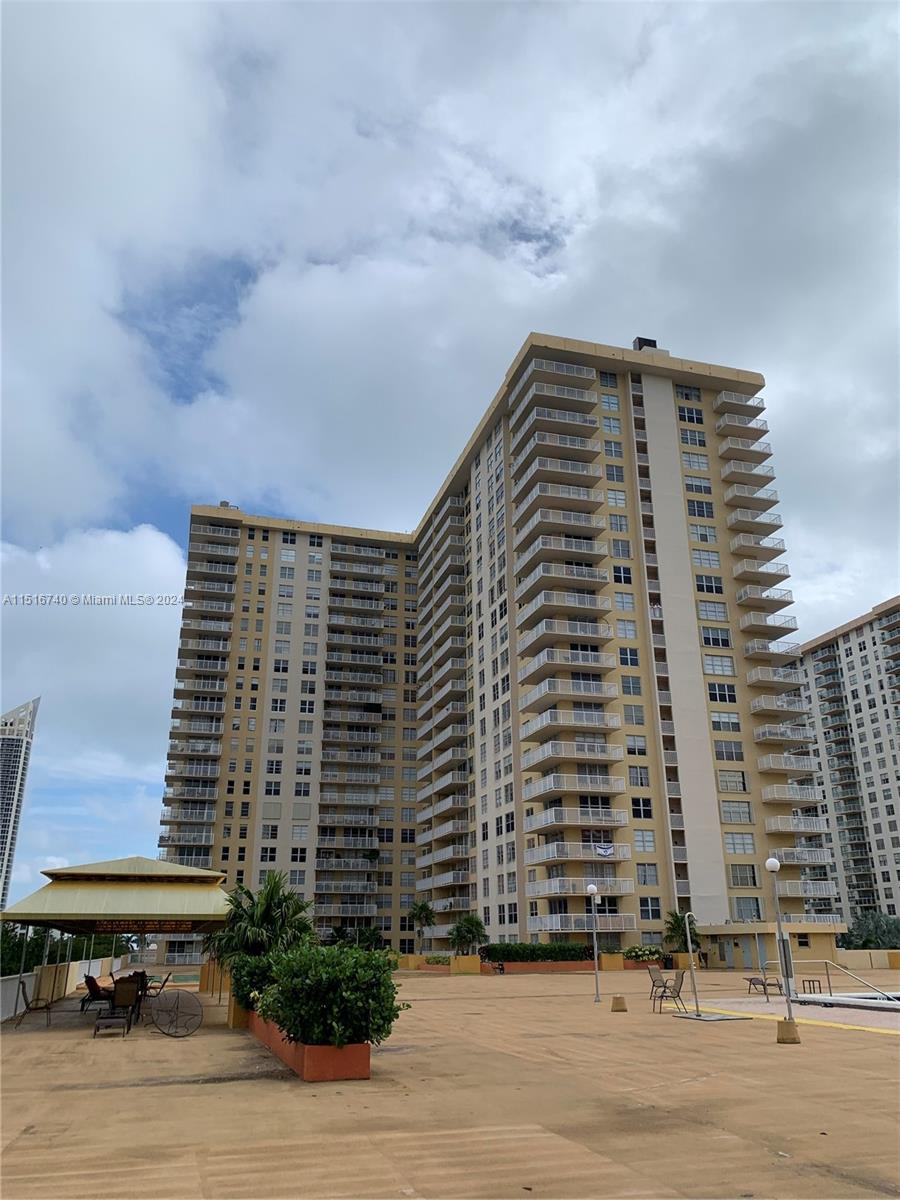 WINSTON TOWERS 400 CONDO - Residential