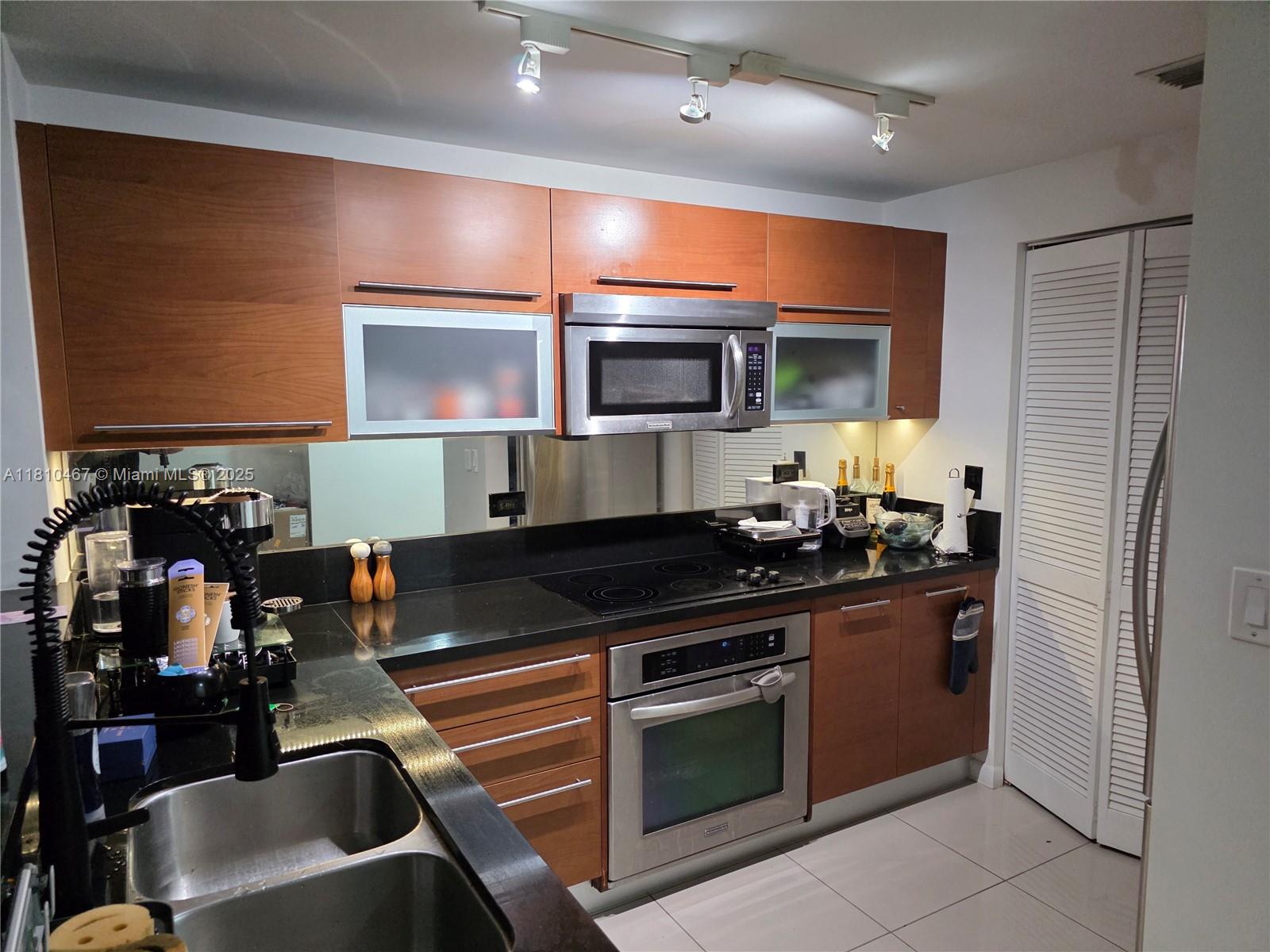 Rental Property at 244 Biscayne Blvd 804, Miami, Broward County, Florida - Bedrooms: 1 
Bathrooms: 1  - $2,400 MO.