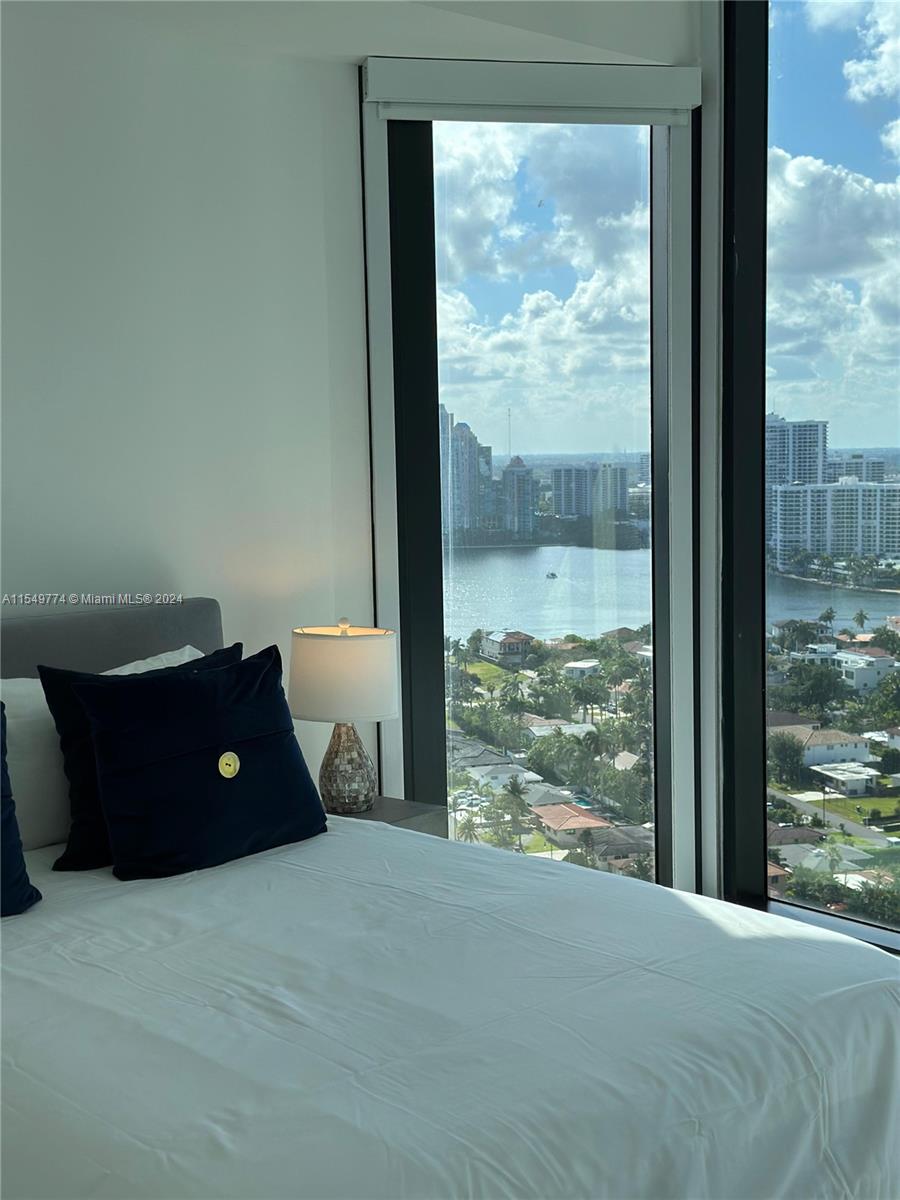 18555 COLLINS AVENUE COND - Residential