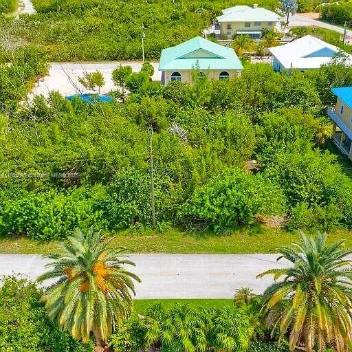 CENTER ISLAND - Land