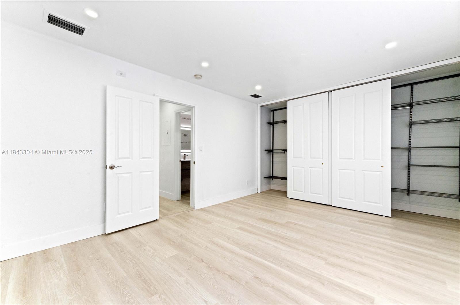 WATERSIDE ON THE INTRACOA - Residential