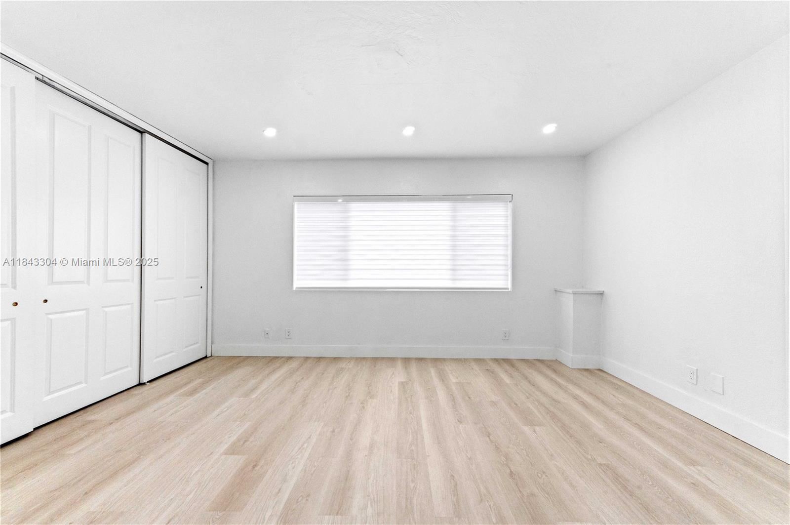 WATERSIDE ON THE INTRACOA - Residential