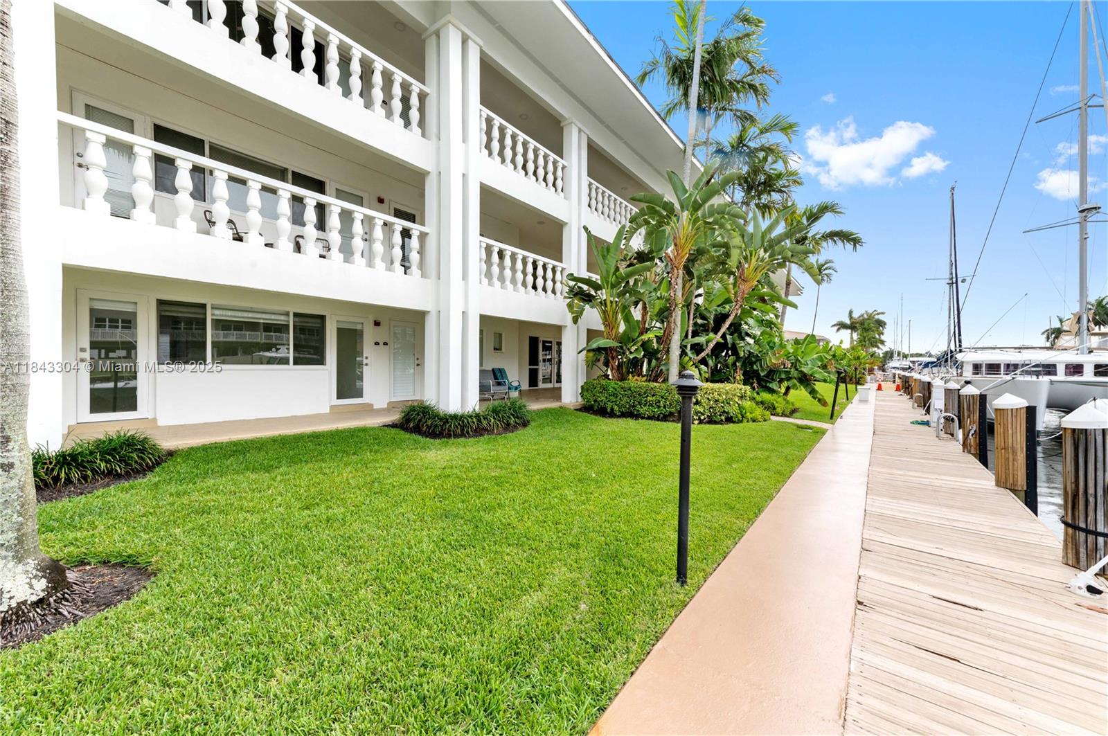 WATERSIDE ON THE INTRACOA - Residential