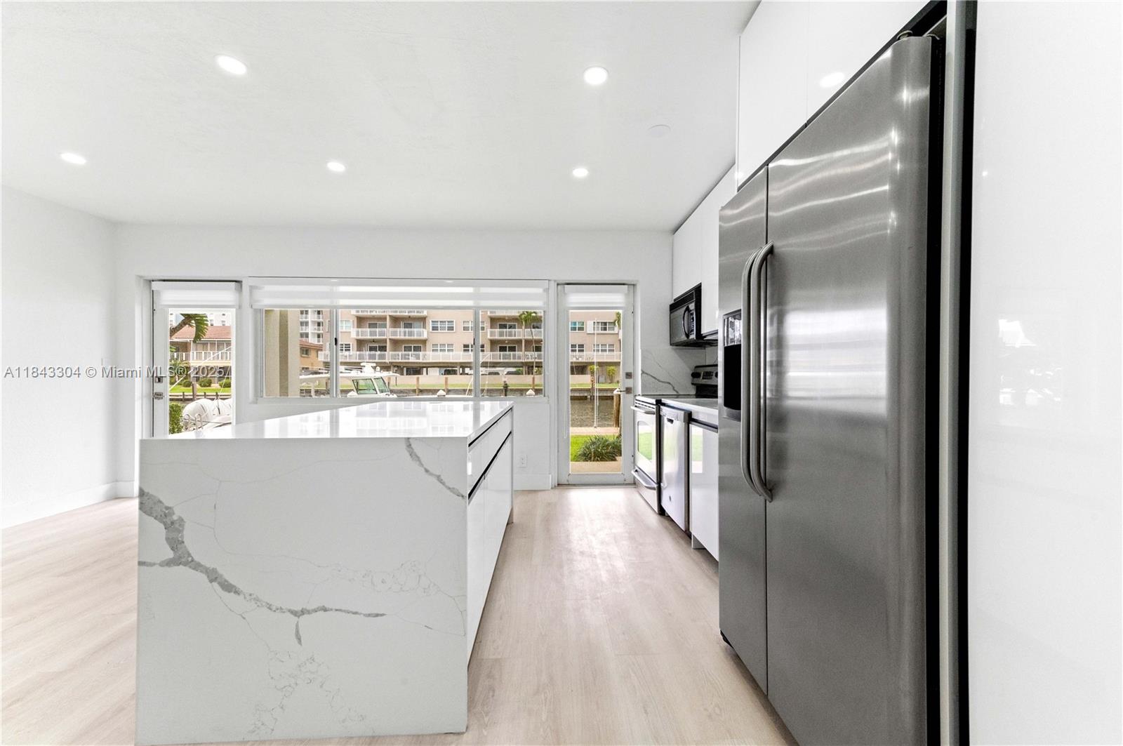 WATERSIDE ON THE INTRACOA - Residential