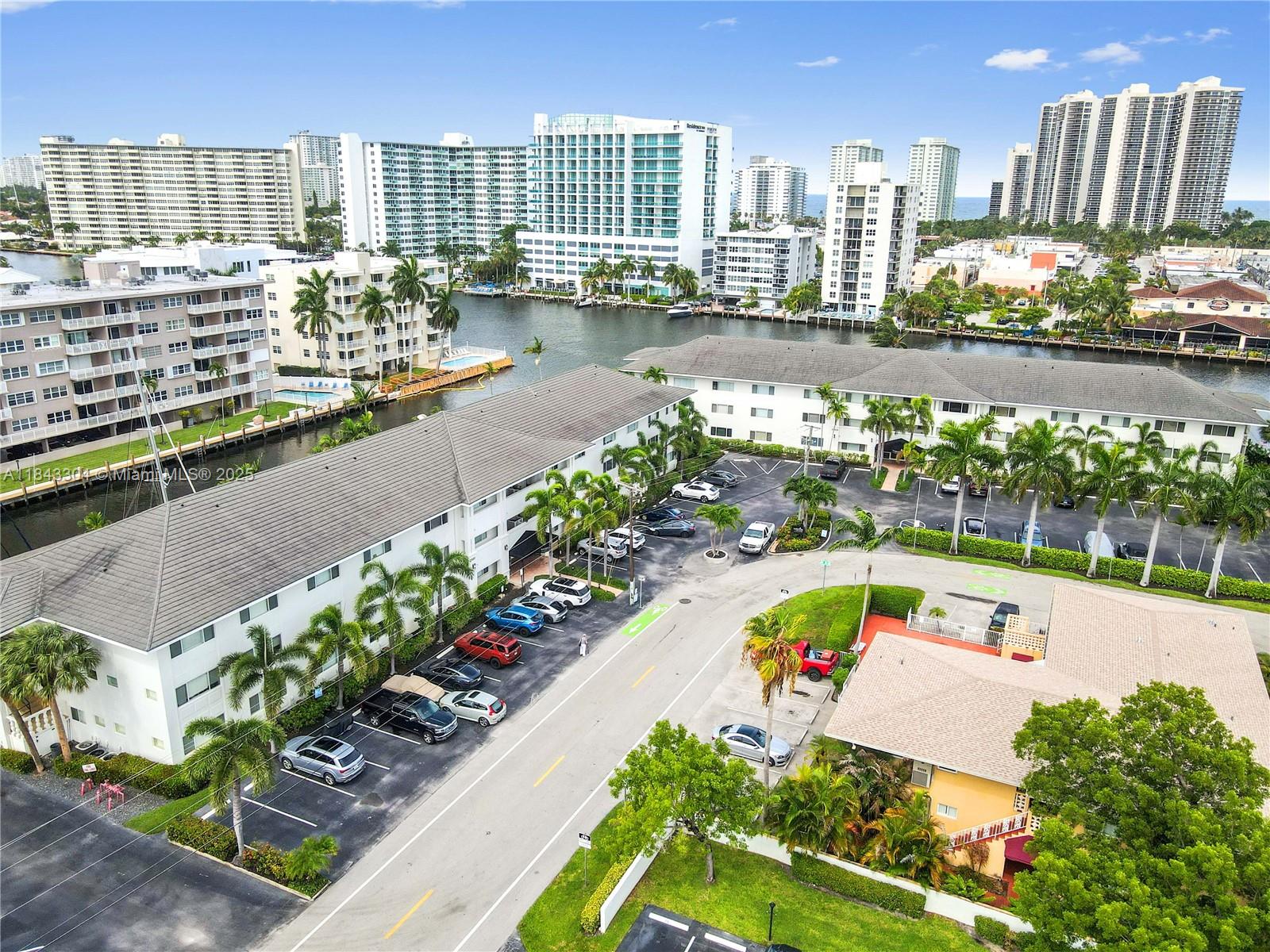 WATERSIDE ON THE INTRACOA - Residential
