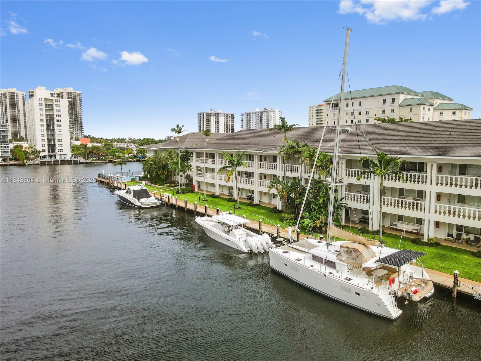 WATERSIDE ON THE INTRACOA - Residential