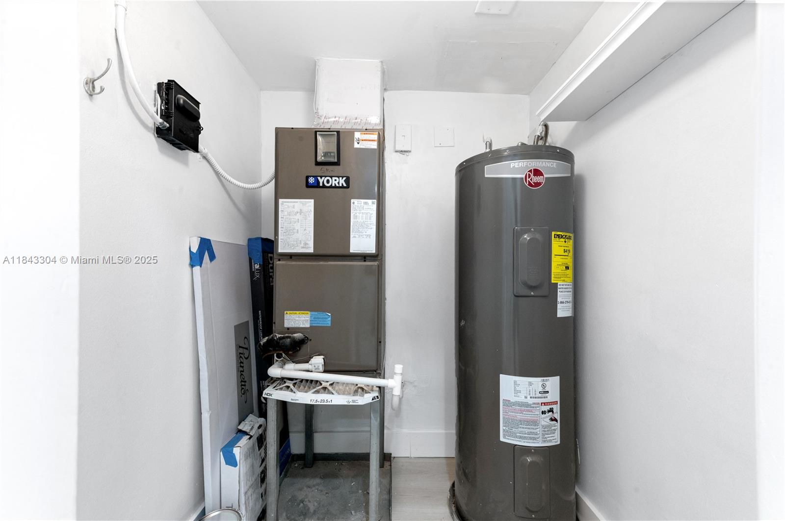 WATERSIDE ON THE INTRACOA - Residential