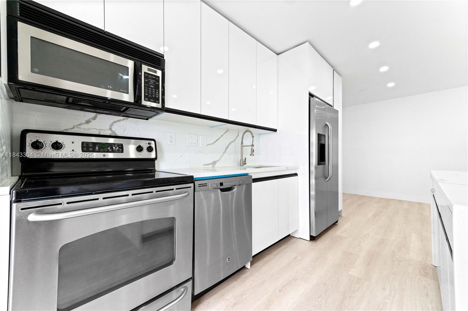 WATERSIDE ON THE INTRACOA - Residential