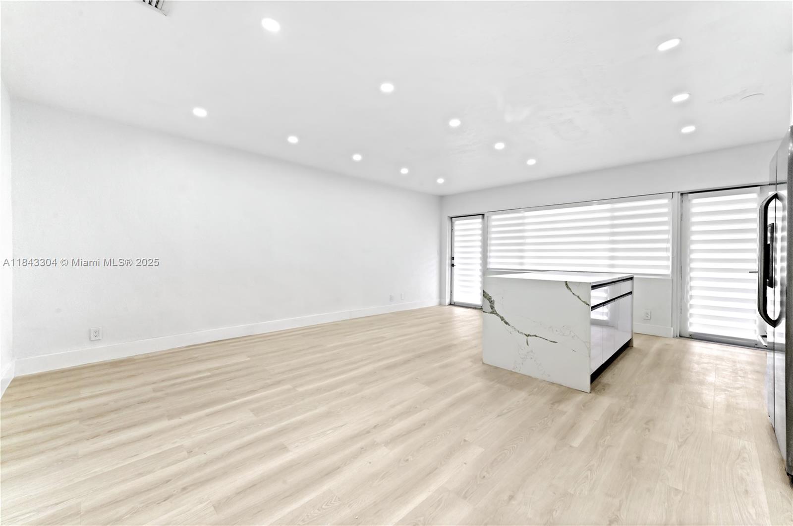 WATERSIDE ON THE INTRACOA - Residential