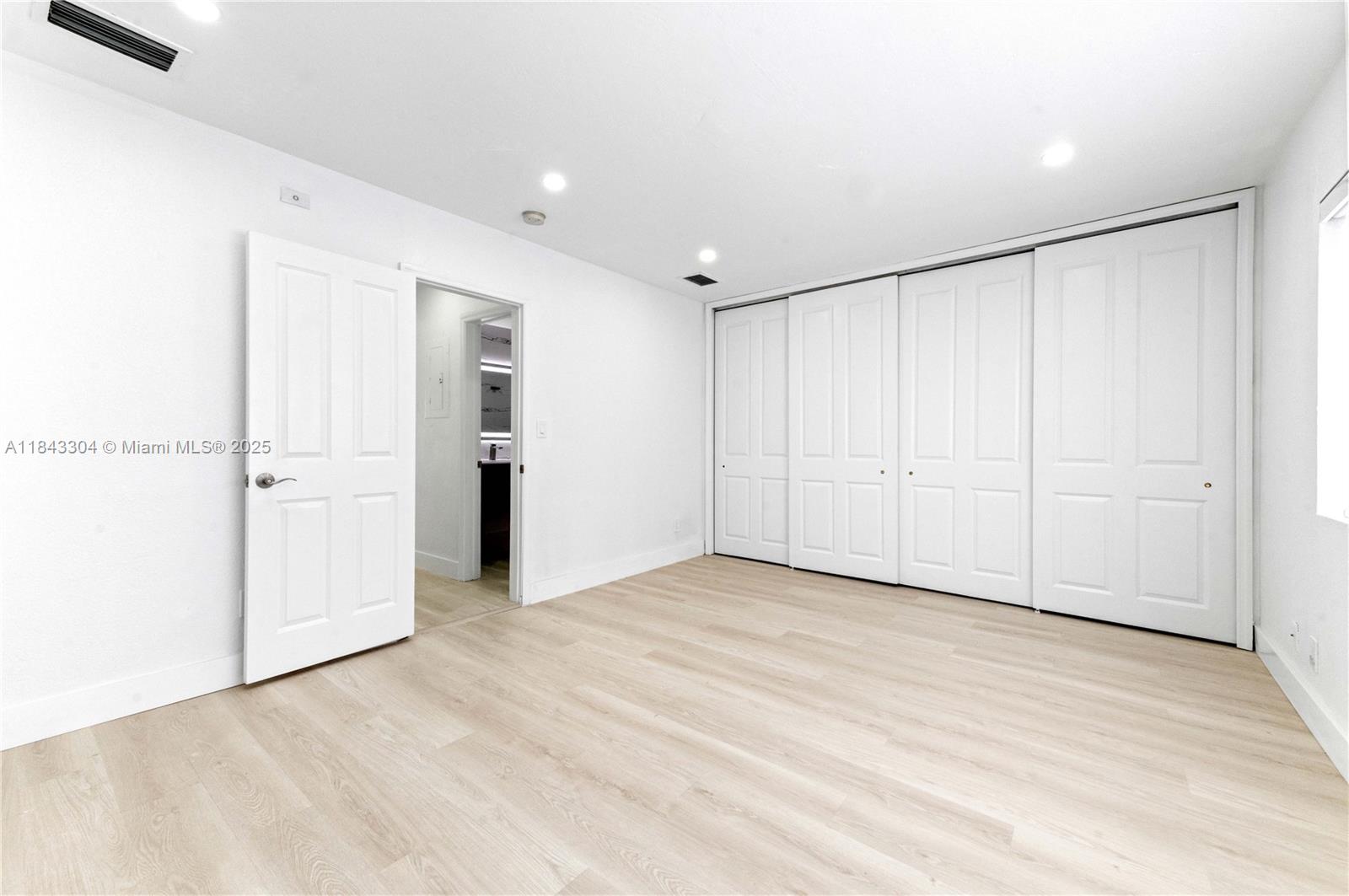 WATERSIDE ON THE INTRACOA - Residential