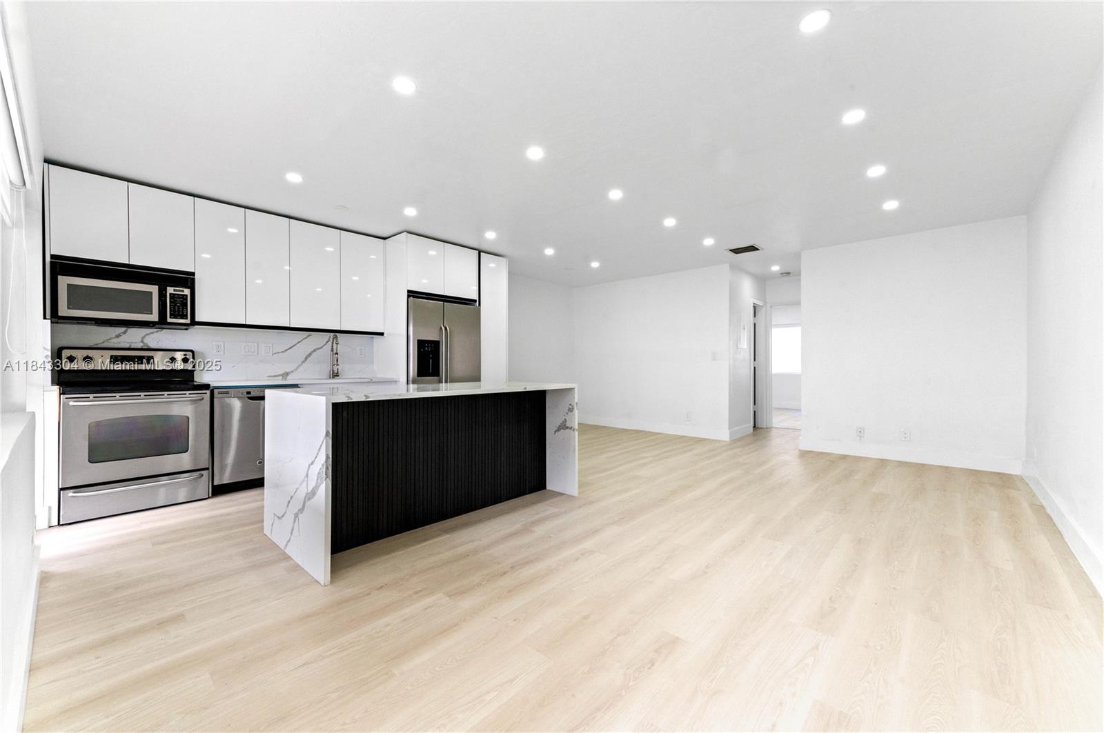 Spectacular apartment just minutes' walk from the famous beaches of Fort Lauderdale, 1 bedroom 1 bathroom unit completely remodeled, with quartz countertops, modern design cabinets, LED lights on the ceiling, stainless steel appliances, laminate flooring throughout the house, impact windows, with a modern bathroom and a very good sized room, small AC room that also serves as storage, with a view of the intercoastal and with the pool just steps away, in a gated complex, enjoy everything Fort Lauderdale has to offer, Restaurants, shopping centers, malls, beautiful beaches, cafes and much more.