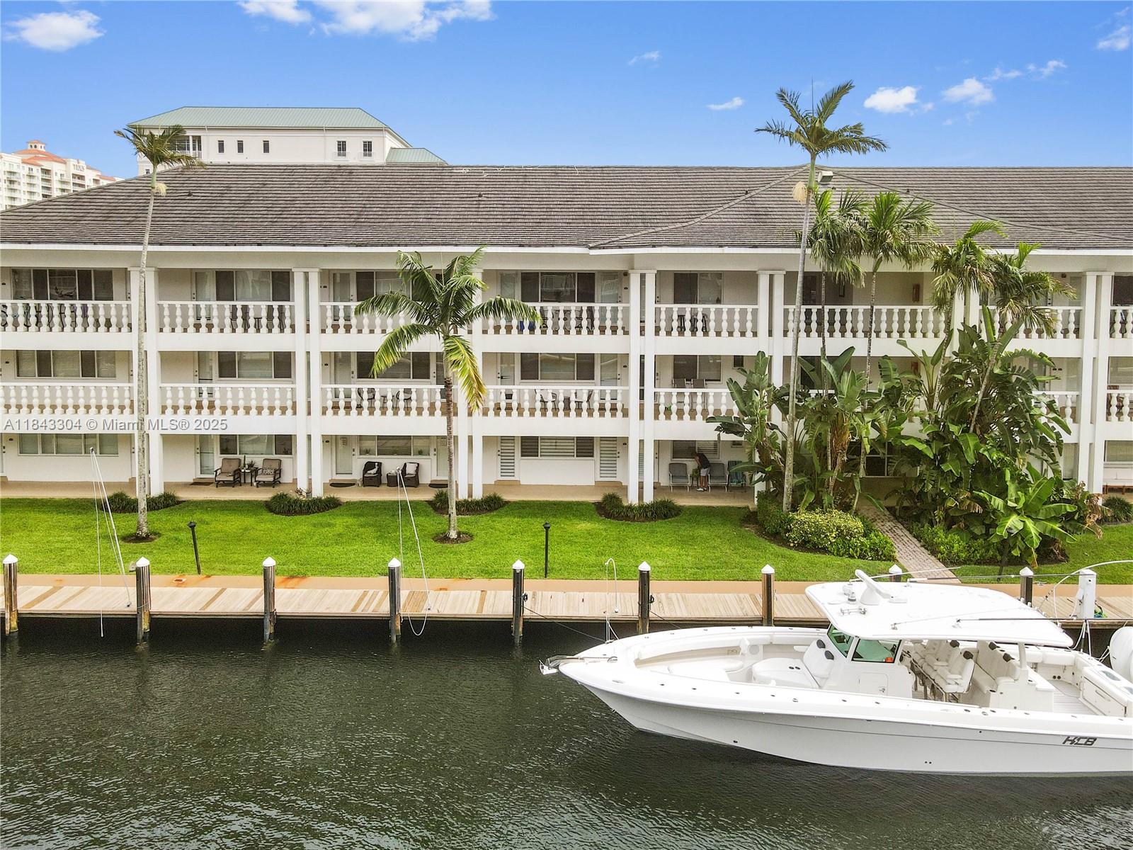 WATERSIDE ON THE INTRACOA - Residential