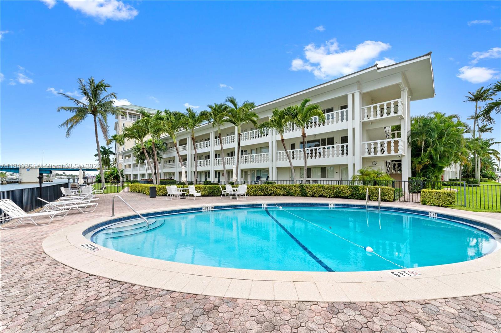 WATERSIDE ON THE INTRACOA - Residential