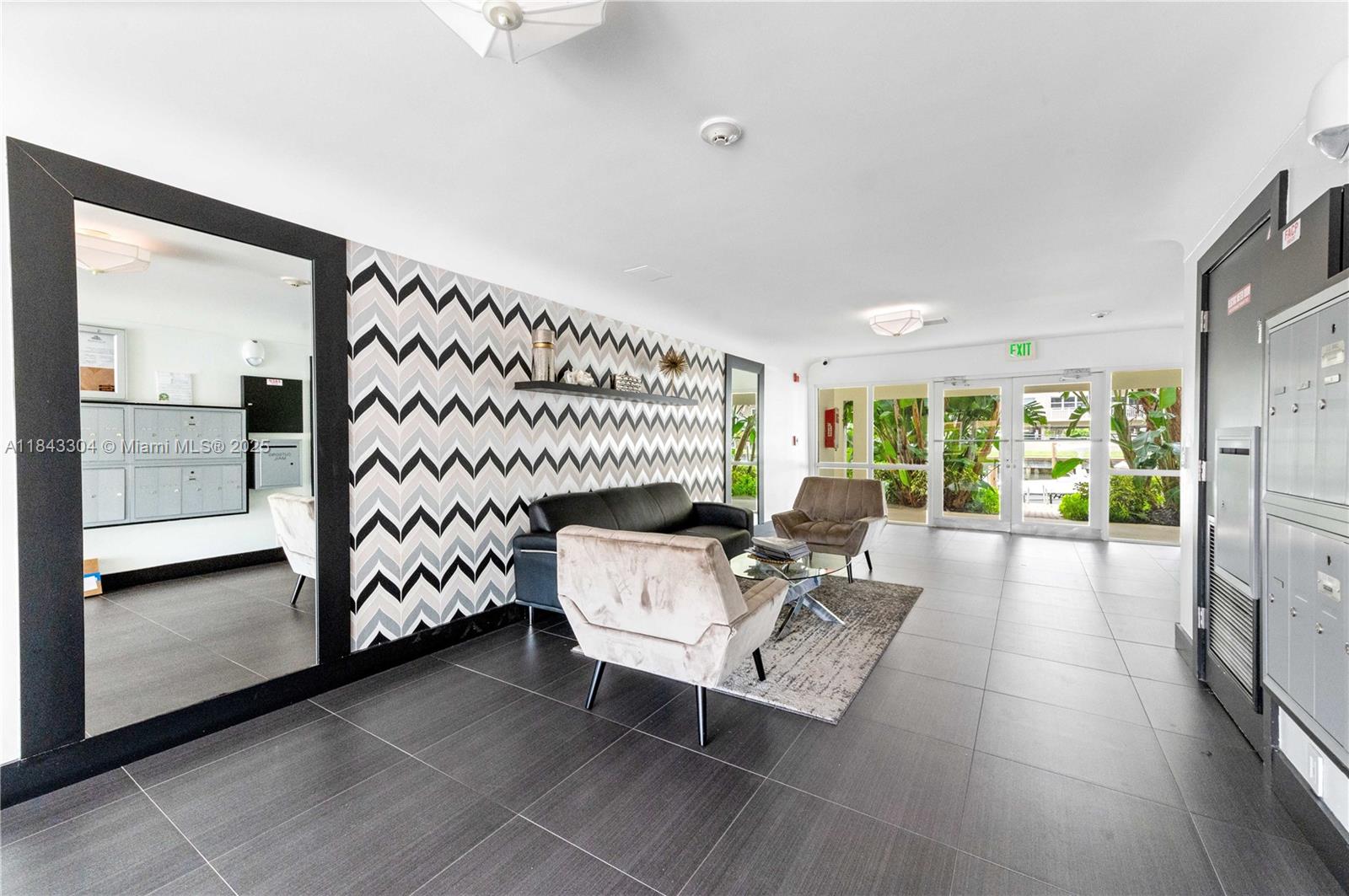 WATERSIDE ON THE INTRACOA - Residential