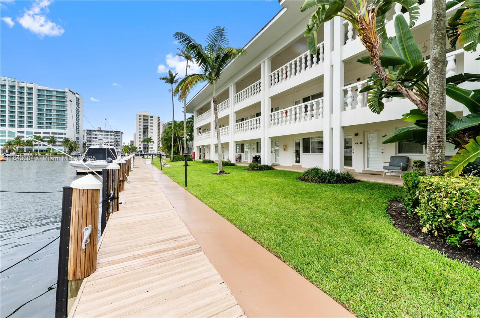 WATERSIDE ON THE INTRACOA - Residential